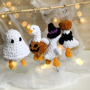 Silly Goose Keychain Halloween Crochet Pattern PDF, Just a Spooky Goose Low Sew Amigurumi, Bird Plushie, Beginner Friendly (Copie)